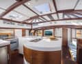 Intérieur : beaucoup de blanc et d'acajou sipo, difficile de faire plus traditionnel. Sous le pont, deux cabines pour les invités et le maître à l'avant.