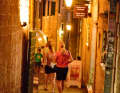 Abendbummel durch die Altstadtgassen von Herceg Novi. Die historische Stadt liegt im Westen der Bucht von Kotor nahe der Mündung zur offenen Adria