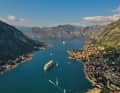 Eine der schönsten Ansichten Montenegros: Blick von Süden auf die Bucht von Kotor mit dem gleichnamigen Ort auf der rechten Seite