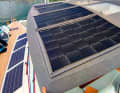 Solarmodule auf einem Katamaran