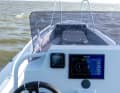 Der Steuerstand ist mit einem Simrad-Plotter ausgesattet