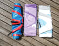 Produktnamen wie Starboard Roll (1), Fanatic Pocket (2) oder Indiana Feather (3) bezeichnen spezielle, besonders leicht und kompakt zu verstauende Boards. Diese bieten tatsächlich ein sehr geringes Packmaß dank geschmeidiger, dünnerer PVC-Folien und flexibler Finnenkästen