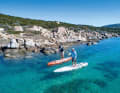 Mit dem SUP lassen sich auch schlecht zugängliche Küsten entspannt erkunden. Touren von fünf bis zehn Kilometer sind gut machbar, wie hier im Nordwesten Sardiniens