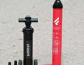 A compact pump from the range of accessories with foldable feet and screw-on handles (here from paddelbrett.de; €33.50) is significantly smaller than a typical standard pump and also manages the required pressure - it just doesn't inflate quite as quickly
