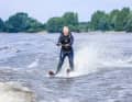 Auch beim Wasserski fahren sollte eine Rettungsweste getragen werden
