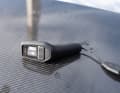 The throttle is controlled via a radio remote control. The speed is changed using buttons