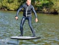 Mit 6000 Euro gehört ein E-Foilboard zu den teureren Spaßgeräten
