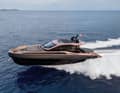 Rebel 50 G: Two IPS units allow 36 knots. The all-round fender strip - filled with foam instead of air - speaks in favour of its use as a chase boat.