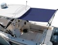 Osculati sun awning: This sun awning is attached with two straps at cabin height and two telescopic poles. They are inserted into suitable holders, such as those of fishing rod holders. The height can be adjusted between 1.30 and 2.00 metres. According to the manufacturer, the awning is made of a waterproof and UV-resistant fabric with a weight of 300 gr/m² per square metre. Due to the weight of the material, it is said to be so resilient that it can also remain standing while driving. Price from € 159