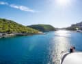 Atemberaubend schön: Wer mit der gecharterten Yacht Korsika erkundet, sollte sich den Naturhafen von Bonifacio nicht entgehen lassen. Die Einfahrt zwischen den hohen Klippen dürfte zu den Höhepunkten der Reise gehören und ist ganz klar selfiewürdig