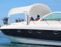 Neither a bimini pole nor special brackets are required for assembly. The deck tent is available in sizes XXS, XS, S, M and L. XXS, XS and S are supplied with four tensioning straps, while M and L are equipped with two height-adjustable straps per leg. These are simply attached to a cleat or the railing. The tent is designed to withstand wind speeds of up to 20 knots and can also remain standing while travelling. Price: from € 499