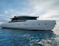Sanlorenzo fährt für die Cannes-Messe ganze neun Modelle auf. Die SP92 ist das zweite, kleinere Waterjet-Format nach der SP110, misst 28 Meter und soll 40 Knoten Topspeed erreichen