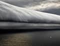 Impressionante: un gigantesco rotolo di nuvole si è formato sul mare. Ha venti forti nel suo bagaglio