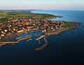 Der Hafen von Svaneke im Osten Bornholms. Die felsige Küste erinnert daran, wie groß die Nähe zu Schweden ist – in vielfacher Hinsicht