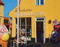 Svaneke est une destination populaire pour les touristes de l'île. Des cafés comme "Bornholms Ismejeri & Kaffebar" sur la Postgade accueillent volontiers les visiteurs.