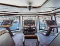 Star-Trek-Ambiente: „This is it“-Kapitän Nikolaos Kechagias arbeitet vor bodentiefen Fensterflächen und mit einer freistehenden Brücke von Team Italia