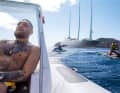Yachting-Lifestyle: Conor McGregor sonnt sich im Tender der 37-Meter- Sunseeker „Devocean“ und lässt „Sailing Yacht A“  achteraus. Der Kampfsport- Profi bereedert derzeit  ein Powerformat