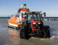 Bis auf einen Meter Tiefe kann der watfähig gemachte Traktor mit dem 280 PS starken Sechszylindermotor in das Ostseewasser fahren