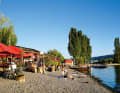 Vorm Campingplatz an der Westseite der Reichenau kann man wunderbar ankern. Am Ufer lockt ein Strand samt Beachbar