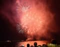 Feuerzauber zum Jahreswechsel: Das Bregenzer Silvesterfeuerwerk spiegelt sich im Bodensee, verfolgt von Bord der "Alpenstadt Bregenz"