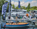 Insolito: i visitatori possono anche ammirare alcuni yacht in acqua o fare un giro di prova.