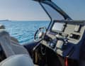 For the helm station of the Alpha 40, Technohull proposes two MFDs and three sit/stand chairs