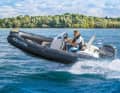 Das kompakte RIB zeigt sich mit dem Yamaha F 50 durchaus von seiner sportlichen Seite.