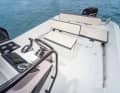 Achtern gibt es eine Rückbank und den Skipper-Sitz mit klappbarer Rückenlehne.