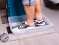Schuhe und Decksbeläge werden im zweiten Durchgang nass gemacht.