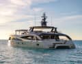 Versatile: Dynamic exterior with half-height steering position, spacious exterior areas and tender garage at the rear.