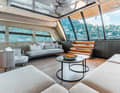 Lounge und Steuerstand geben sich extraluftig, die Decken sind hoch.