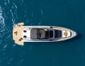 Narrow running decks: The way into the bow lounge leads past the helmstand in the saloon, the superstructure extends across almost the entire width of 5.80 metres.