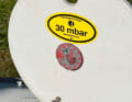 The yellow sticker in the lid of the gas box indicates the operating pressure of the system. The test seal with the date of the next maintenance is affixed underneath.