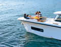 Thanks to the bow shape, a seating area for six people can be realised. A great place, especially at anchor.