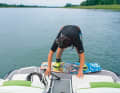 Schritt 1: Wakeboard-Ausrüstung auf der Badeplattform anziehen