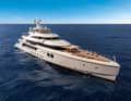 Striking detail: the owner added portholes almost two metres wide to the Cassetta design. Like the yellow and white striped awnings, they are reminiscent of the Riviera.