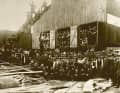 Great team: This photo was taken around 1910 and shows the Lürssen boatbuilders on the grounds of the shipyard in Bremen-Aumund.  At that time, rowing boats and motorboats were still being built here - out of wood.