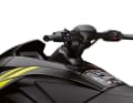 Das Lenksystem des Waverunner GP HO bietet einen neigungsverstellbaren  Lenker, der aus dem Rennsport stammt.