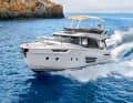 With the two 370 hp diesel engines from Yanmar, the Greenline 45 Fly can reach almost 24 knots.