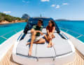 The path to the sunbed on the foredeck leads over wide side decks with sturdy railings.