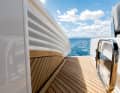 The path to the sunbed on the foredeck leads over wide side decks with sturdy railings.