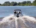 Liegt das Boot waagerecht im Wasser, können beide Trimmklappen auf „Up-Position“ bleiben. Für die Übergangsphase von Verdränger- in Gleitfahrt benötigt die 210 DC keine Klappen.