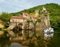 Auf Fels gegründet: Im kleinen Dorf Laroque-des-Arcs thront die Chapelle Saint-Roch hoch über dem Fluss.