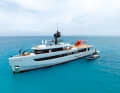 Ausnahmeerscheinung: Keine andere Yacht vereint derzeit eine solche Kapazität für Tender und Wassersportgeräte mit kompakten Abmessungen sowie einem ansprechenden Design. Ein zertifiziertes Helipad krönt die 53 Meter aus Alia-Hallen.
