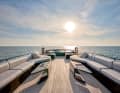 Flybridge: Each piece of furniture also has its own, mostly round shape on the outside. The steering position extends in front of the sunbathing area and under the windscreen.