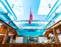 „Sophia“: Die 97-Meter-Feadship (2017) hat einen Pool (8,8 x 3,7 m) mit Multiverbundglas-Boden.