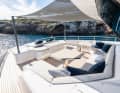 Das Vordeck ist ein privater Rückzugsort. Mit flexiblem Bimini als Schattenspender.
