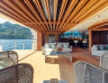 Beachclub: An Backbord lädt eine Rumpfklappe außenbords. Achtern ist die Bar mit Poolblick zu sehen