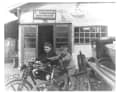 The "Frauscher boys" in front of the first shipyard building in 1927
