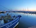 Blaue Stunde über dem Yacht- und  Fischereihafen Möltenort in Heikendorf am Ostufer.